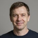 Счастливый победитель Julian в сопровождении экспертов Chile Pools 4D во время розыгрыша лотереи в Чили